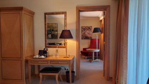 a room with a desk and a chair and a mirror at Hotel Cascais Miragem Health & Spa in Cascais