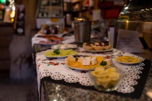 uma mesa coberta com pratos de comida sobre uma mesa em Schronisko Bukowa Chata em Jugów