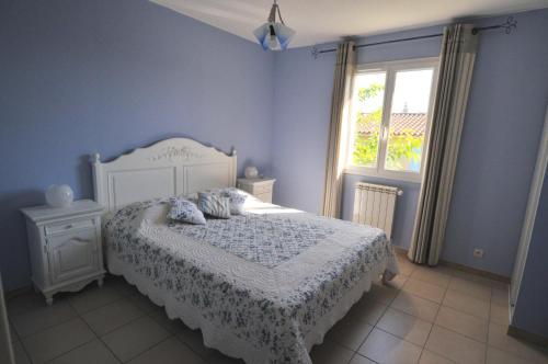 une chambre avec un lit blanc et une fenêtre dans l'établissement Gîte de Catherine, à Saint-Didier