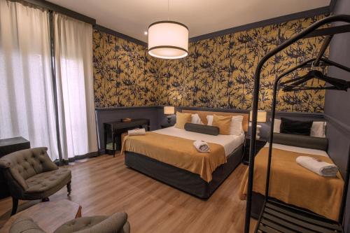 une chambre d'hôtel avec un lit et une chaise dans l'établissement Boutique Hotel Hugo, à Florence