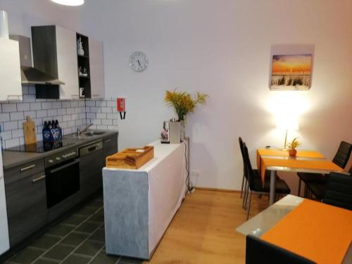 uma cozinha com um balcão e uma mesa em Pension zum Spitz em Seebenstein
