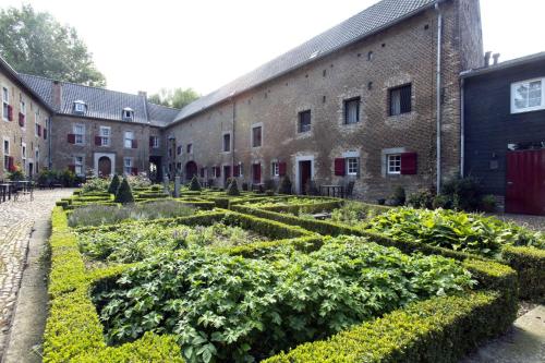 a garden in the courtyard of a building at Meschermolen 7 in Withuis