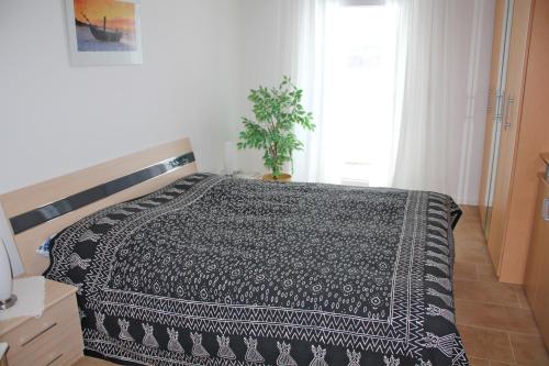 ツィノヴィッツにあるFerienwohnung Zinnowitz USE 2571のベッドルーム1室(ベッド1台、白黒の毛布付)