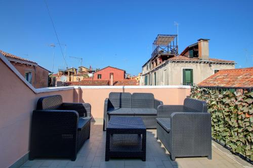 a group of chairs and tables on a balcony at Marcopolo-Terrace in Venice