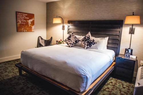 ein Schlafzimmer mit einem großen weißen Bett mit Kissen in der Unterkunft Hi-Ho: A Hi-Tech Hotel in Fairfield