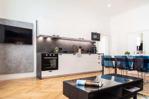 a living room with a kitchen and a table at Apartment Erdberg I contactless check-in in Vienna
