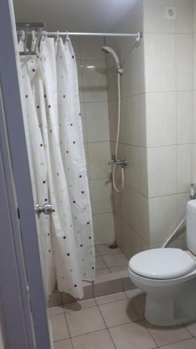 Ванная комната в Apartemen Springlake Summarecon Lobby Basella 1023 Two Bedroom