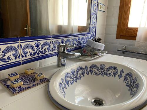 lavabo con porcelana azul y blanca en Ca Ramonet, en Arañuel