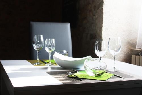 - une table avec des verres à vin et une assiette dans l'établissement Relais de La Ganache, à Saint-Astier