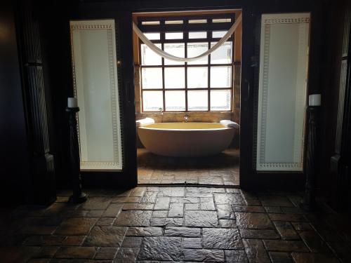 uma banheira num quarto com uma janela em Waterside Lodge em Wilderness