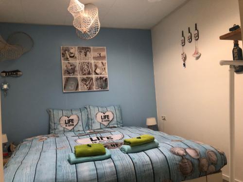 een slaapkamer met een bed met kussens erop bij Coastal Dreaming in Egmond aan Zee