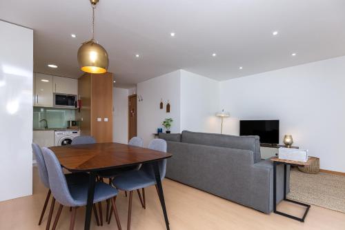 a living room with a table and a couch at Feel Porto Corporate Housing Marquês in Porto