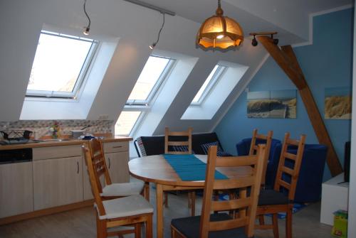 een keuken en eetkamer met een tafel en stoelen bij Gästezimmer Hencke in Echem