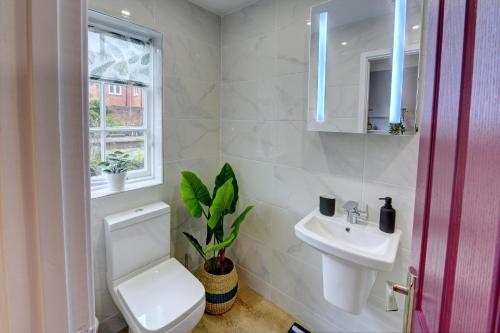 Bathroom sa Portland Street Leamington Spa Apartments