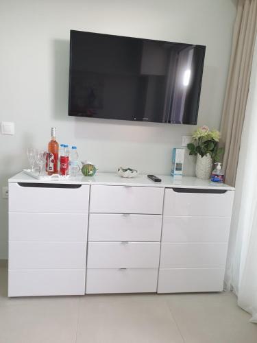 M & M White Luxury
