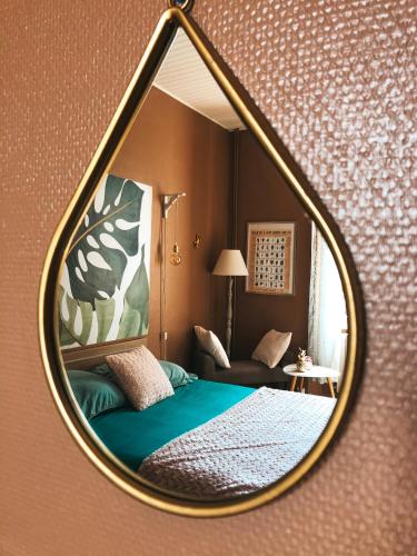 - un miroir réfléchissant le lit dans la chambre dans l'établissement chambre salle de bain partagée, à Cognac