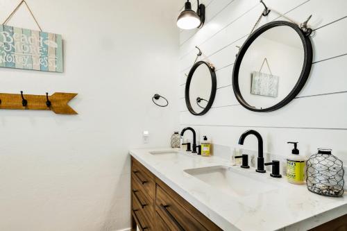 łazienka z 2 umywalkami i lustrem w obiekcie On the Waterfront w mieście Fish Haven