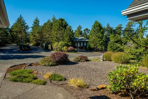 a garden in front of a house at Sunrise Serenity in Manzanita