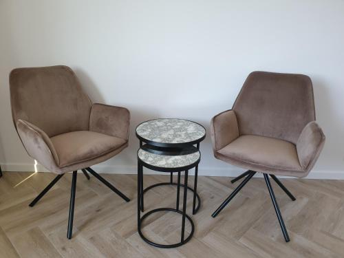 two chairs and a table in a room at Snooze in Ostend