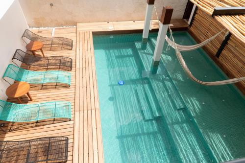an overhead view of a swimming pool on a cruise ship at La Galuna Bacalar in Bacalar