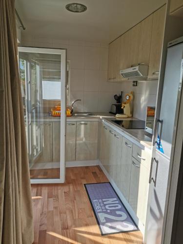 une cuisine avec un réfrigérateur et un tapis de cuisine sur le sol dans l'établissement Cathares Holidays, à Carcassonne