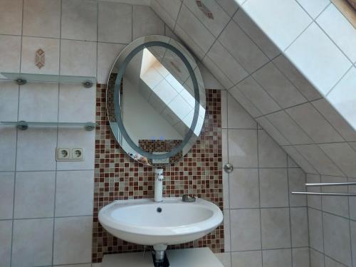 a bathroom with a sink and a mirror at Ferienwohnung Urlaub mit Pferd, Hof Müggenburg in Stüdenitz