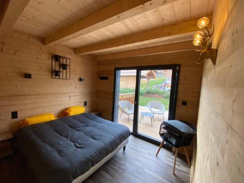 Ein Bett oder Betten in einem Zimmer der Unterkunft L'ADRET DU TEMPS CHALET 10 PERSONNES 170m2