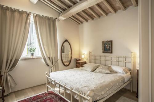 Un pat sau paturi într-o cameră la Residenza al Poggio degli Ulivi