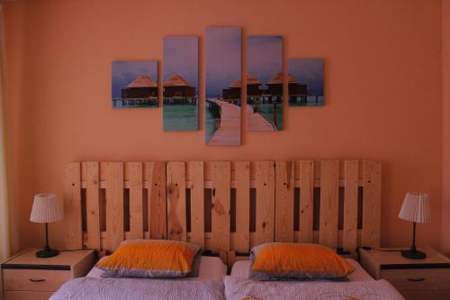 um quarto com 2 camas e uma pintura de um cais em Hôtel de Ville em Les Verrières