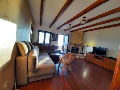 una sala de estar con un sofá y una mesa en Villa Lipski, en Sveti Stefan