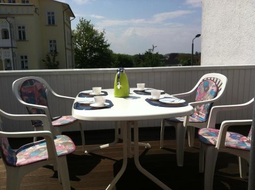 einen weißen Tisch und Stühle auf dem Balkon in der Unterkunft Ferienwohnung Schmidle in Ostseebad Sellin