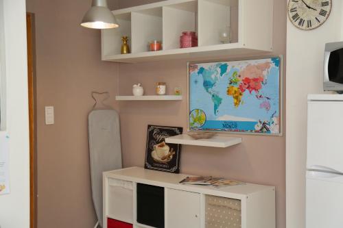 a room with a desk and a skateboard on a wall at Superbe appartement tout confort "Le Séquoia" in Monchy-Saint-Éloi