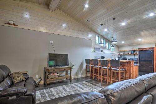 Η κουζίνα ή μικρή κουζίνα στο Modern Arcadia Farmhouse on 80 Acres with Fire Pit!