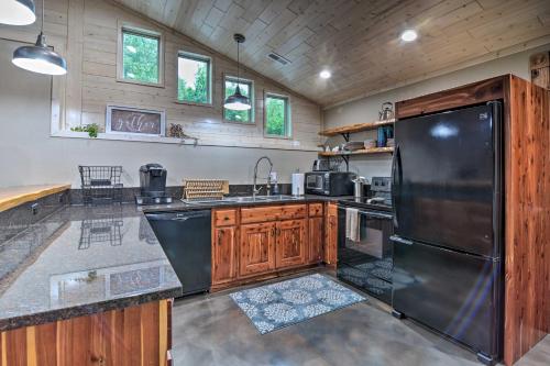 Η κουζίνα ή μικρή κουζίνα στο Modern Arcadia Farmhouse on 80 Acres with Fire Pit!
