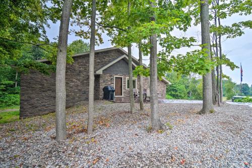 Κήπος έξω από το Modern Arcadia Farmhouse on 80 Acres with Fire Pit!