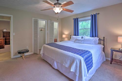 ヘンダーソンビルにあるHendersonville Home with Fire Pit 5 Mi to Downtown!の天井ファン付きの大きなベッドのある寝室