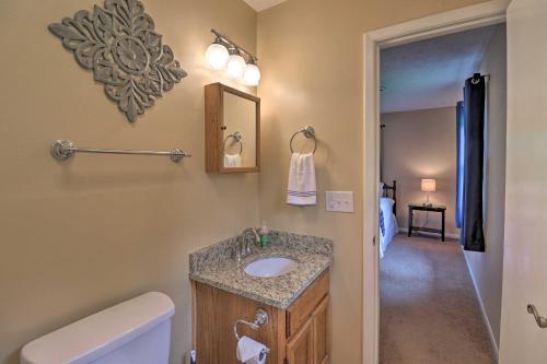 ヘンダーソンビルにあるHendersonville Home with Fire Pit 5 Mi to Downtown!の洗面台とトイレ付きのバスルーム