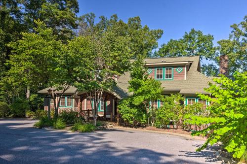 Mountain Air Condo with Deck and Views, Pets Welcome!