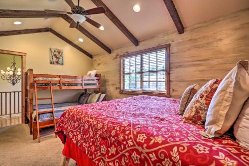 雪松城的住宿－Charming Cedar City Retreat - Walk to SUU Campus!，一间卧室配有一张床和一张双层床。