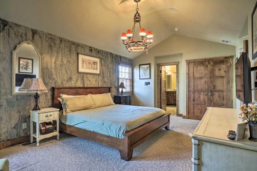 En eller flere senge i et værelse på Luxurious Cedar City Getaway 32 Mi to Brian Head!