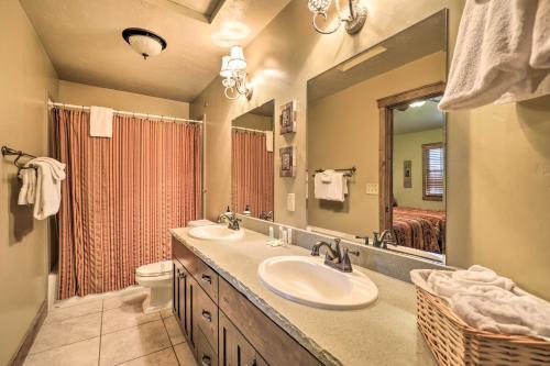 baño con 2 lavabos y espejo grande en Luxurious Cedar City Getaway 32 Mi to Brian Head! en Cedar City