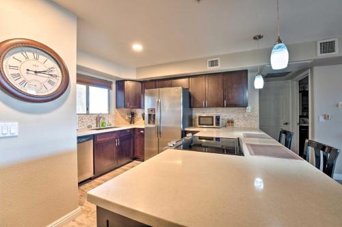 Dapur atau dapur kecil di Balcony and Grill Beachfront Lake Havasu City Condo