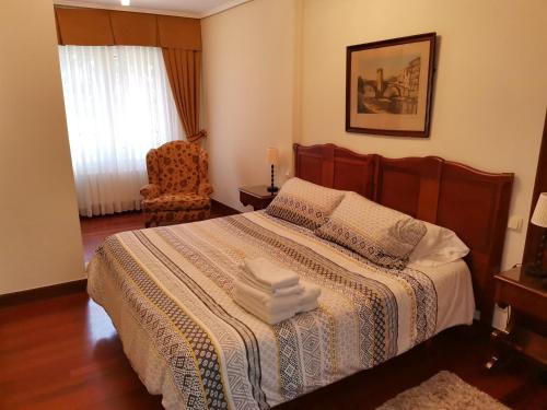 ein Schlafzimmer mit einem Bett mit Handtüchern darauf in der Unterkunft Precioso piso entre playa y monte in Górliz-Elexalde