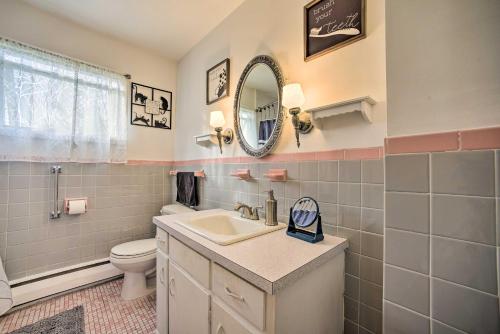 Kamar mandi di Albany Home with Fenced Yard and Patio - Pets Welcome!