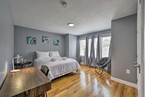 ein Schlafzimmer mit einem Bett und einem Holzboden in der Unterkunft Renovated Boston Apt - Walk to Downtown Transit! in Boston