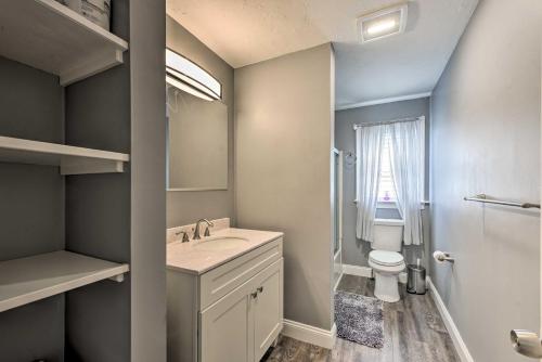 ein Badezimmer mit Waschbecken und Toilette in der Unterkunft Renovated Boston Apt - Walk to Downtown Transit! in Boston