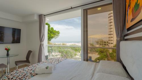 Μια τηλεόραση ή/και κέντρο ψυχαγωγίας στο Hollywood Beach Suite