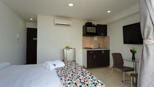 Μια τηλεόραση ή/και κέντρο ψυχαγωγίας στο Hollywood Beach Suite