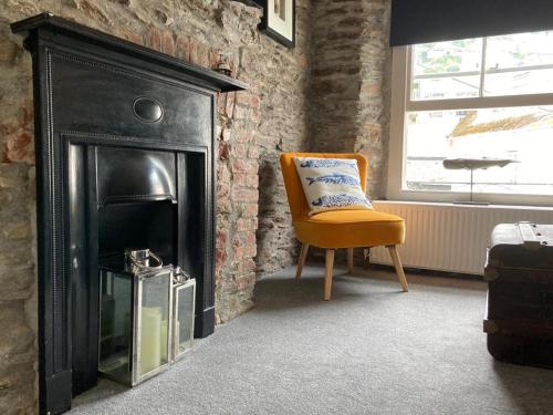 Gallery image of BEYOND PARADISE at "PROSPECT HOUSE" - A Super Stylish and the only TWO PRIVATE APARTMENTS in this 17th CENTURY COTTAGE - Apartment 2 has a KIDS CABIN BUNK - Book both apartments for ONE LARGE HOUSE with Connecting Door In Lobby - PARKING OUTSIDE in Looe
