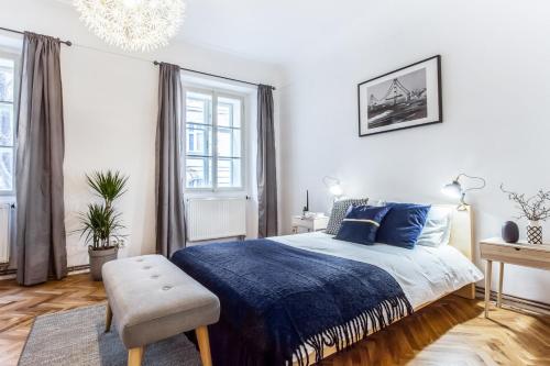 布拉格的住宿－Old Town 2 BDR apartment, free coffee，一间卧室配有一张带蓝色毯子的床